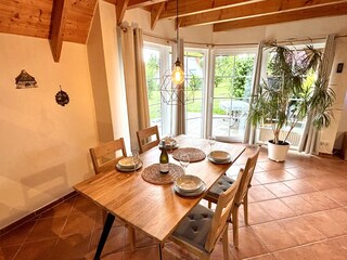 Esstisch mit Blick auf die Terrasse