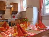 Komfortabel ausgestattete Küche mit Esstisch