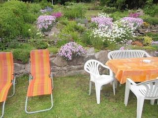 Relaxen im bunten Steingarten