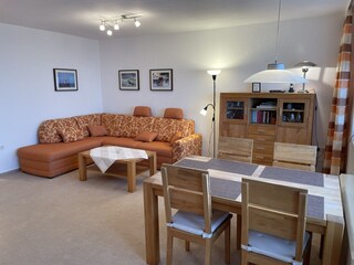 Wohnraum - Sofaecke und Eßbereich