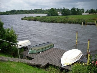 Bade- und Bootssteg mit Boot