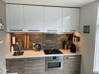 Küche mit Herd, Geschirrspüler, Kühlschrank