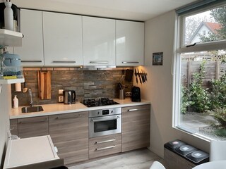 Küche mit Herd, Geschirrspüler, Kühlschrank