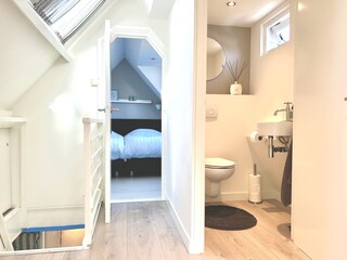 Flur mit Schlafzimmer und Toilette