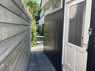 Seitentür mit Blick zum Ausgangstor