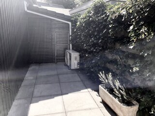 Hintere Terrasse mit Schuppen für Fahrräder usw.