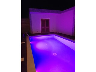 Privat Pool  in der Nacht