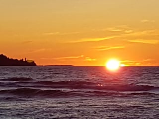 Sonnenuntergang am Strand nähe des Hauses