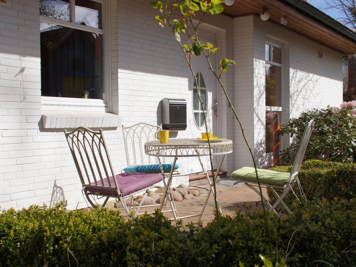 Breakfast terrace in front of the holiday home.