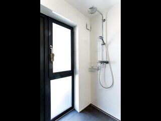Begehbare Dusche mit feiner Temperaturabstimmung