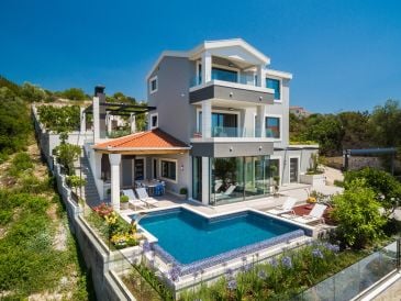 Holiday house Luxury 5 star house with pool