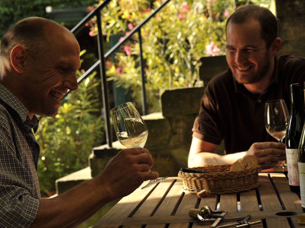 Weinprobe im Schatten des Wehrturms