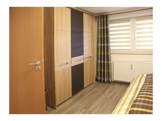 Schlafzimmer mit KLeiderschrank