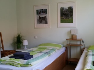 Schlafzimmer mit Doppel- bzw. 2 Einzelbetten