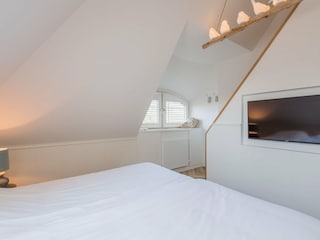 Schlafzimmer mit offenem Schlafbereich (oben)