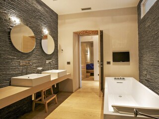 Eines von 2 exklusiven Badezimmern