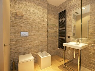 Eines von 2 exklusiven Badezimmern