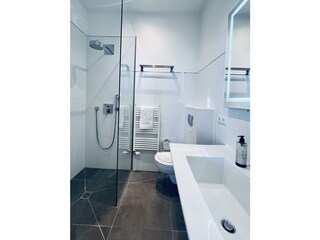 Badezimmer mit Dusche