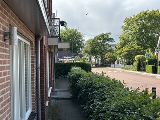 Blick im Strasse mit Spar, restaurants, Fahrad vermiet