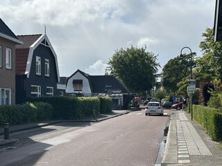 Blick im Strasse mit Spar, restaurants, Fahrad vermiet