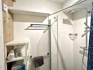 Badezimmer , Grosse Dusche mit Thermostat