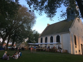 Centrum mit weisse kirche, sommermarkt