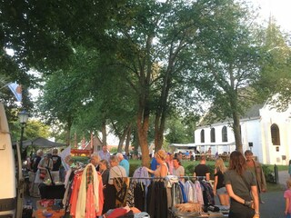 Sommermarkt rund um die weiße Kirche