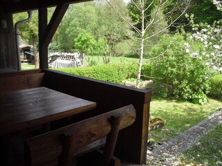 Terrasse mit Blick in den Garten und zum Bachlauf