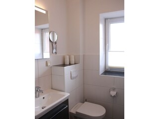 Badezimmer mit Waschtisch und WC
