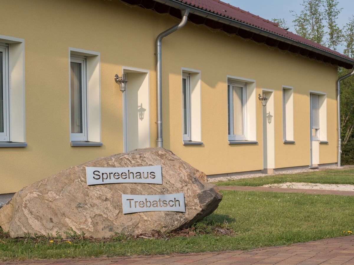 vor dem Spreehaus Trebatsch