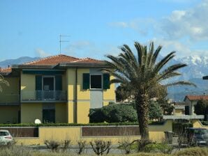 una casa de vacaciones acogedor con una terraza en Carrara - Puerto deportivo de Carrara - image1