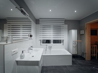 Badezimmer mit Dusche und Badewanne