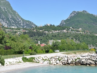 Am Strand mit Blick auf Ferienhaus