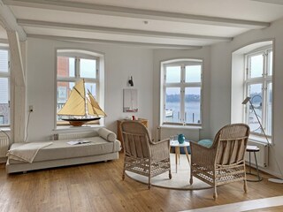 Offener Wohnbereich mit Schleiblick
