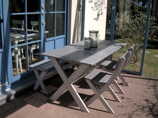 Terrasse mit Überdachung und Windschutz