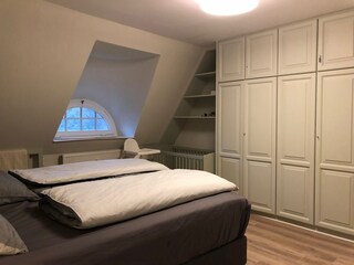 Schlafzimmer 1 mit Kinderbett 1.40 x 70