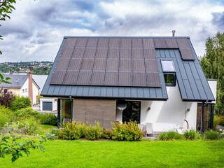 Blick vom Garten zur Terrasse 2021