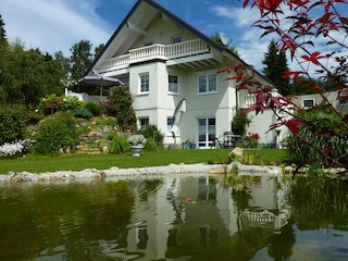 Terrasse und Liegewiese