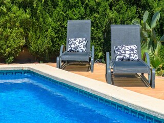 Pool und Sonnenliegen