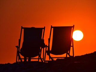 Sonnenuntergang im Strandkorb genießen