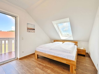 1. Schlafzimmer OG mit Balkon