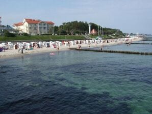 Casa per le vacanze Casa vacanze con tetto di paglia e terrazza a Rerik - Rerik - image1