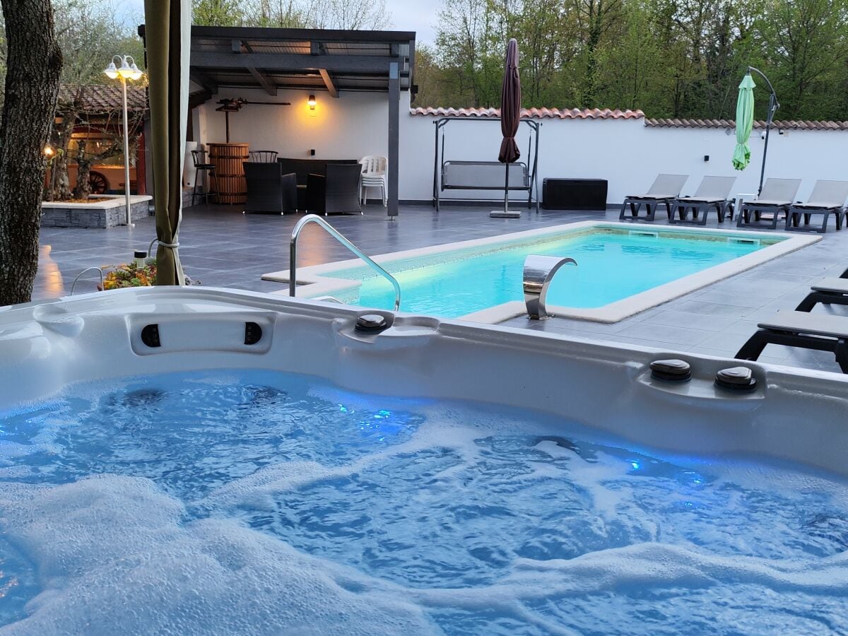 Pool mit Jacuzzi im Garten