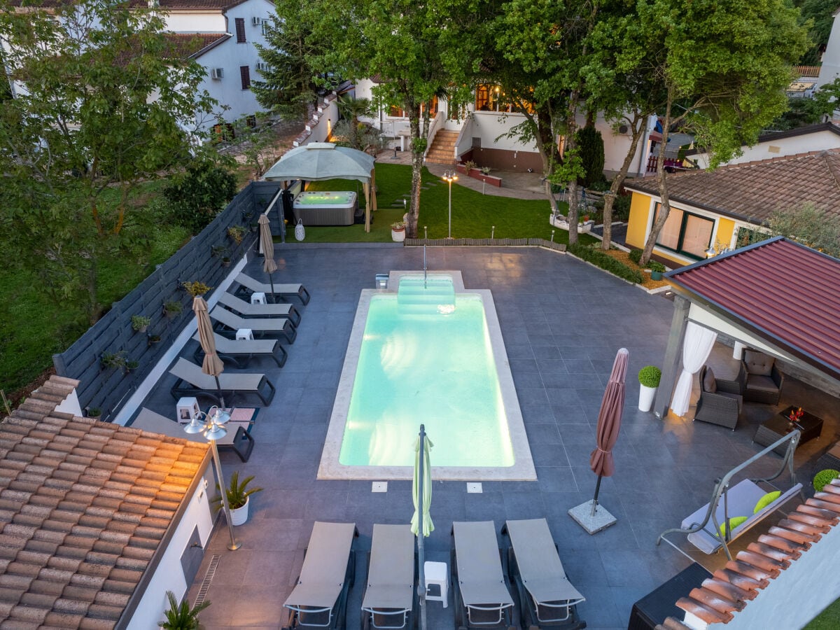 Pool mit Jacuzzi im Garten