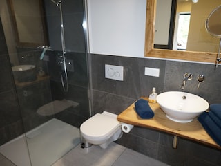 Bad mit Dusche und WC
