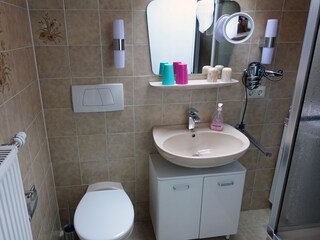 Bad mit Dusche und Fenster
