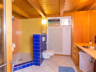 Großes Bad mit Sauna