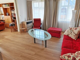 Schlafzimmer mit Schiebetür zum Wohnzimmer.