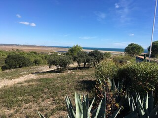 Blick vom Pool zum Meer