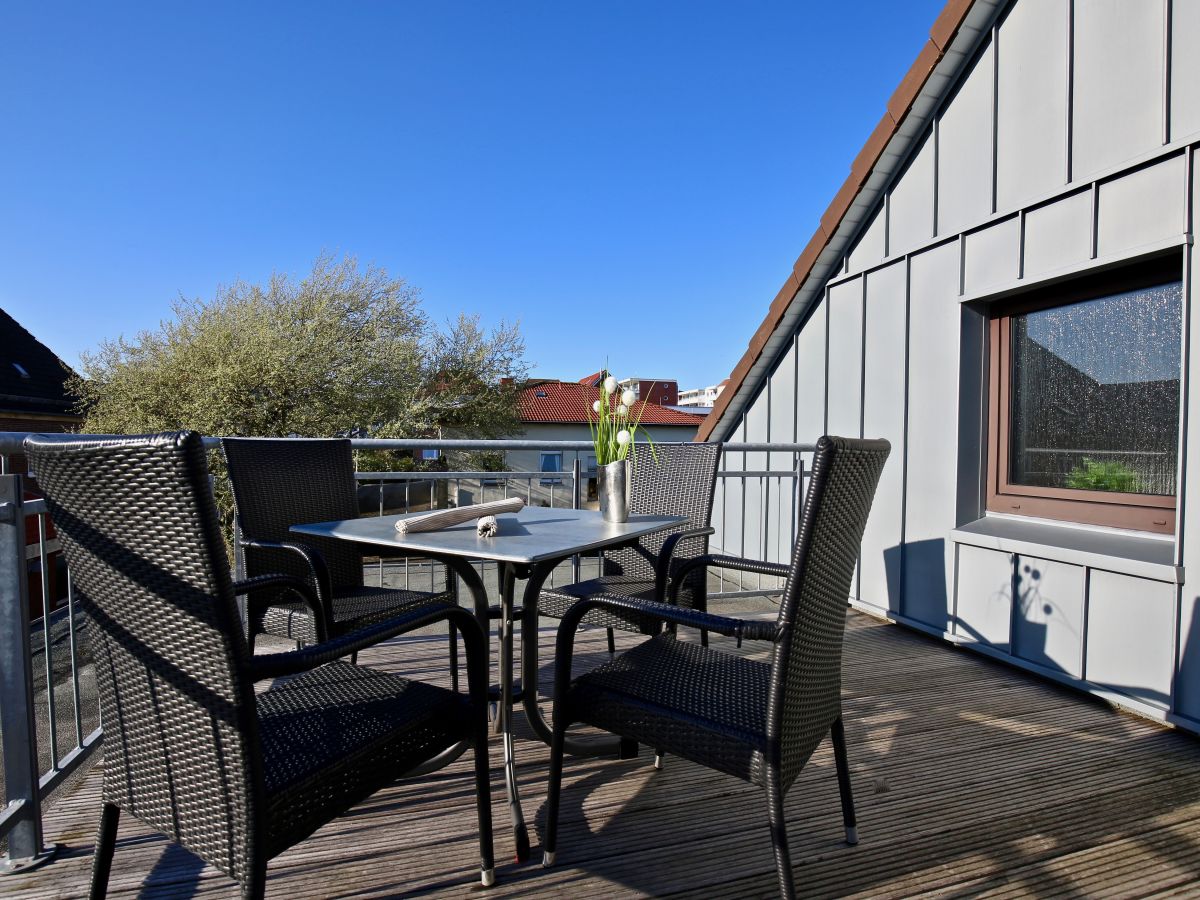 Die sonnige Dachterrasse lädt zum Verweilen ein